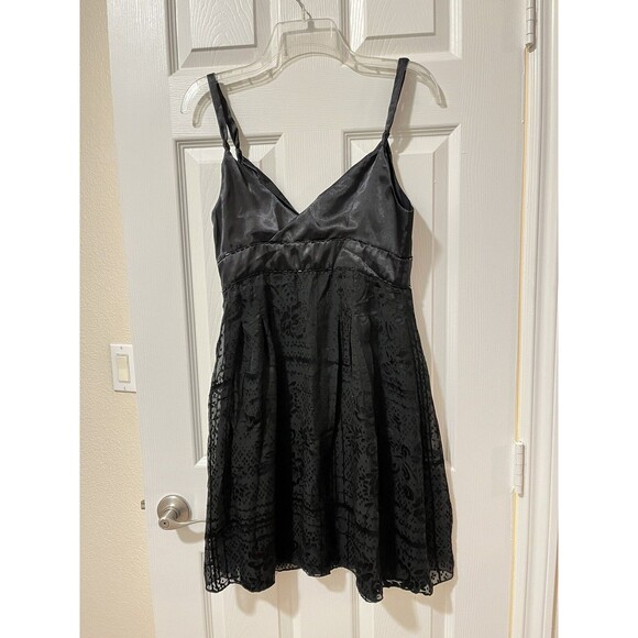 GUESS Floral Overlay Black V-Neck Sleeveless Beaded Dress Juniors Size 9 - Picture 2 of 12